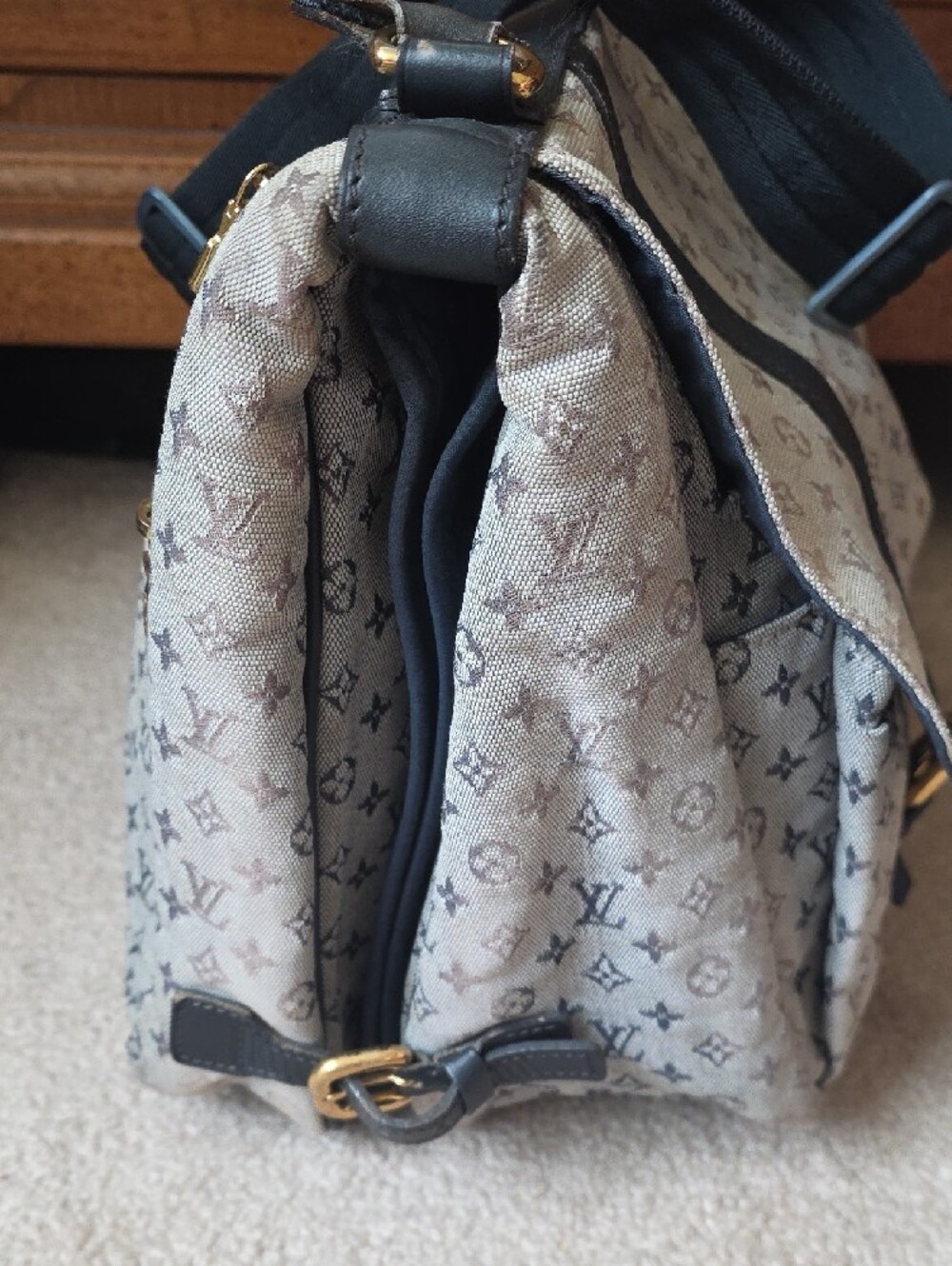 Louis Vuitton Mini Lin Messenger Bag - Picture 4 of 10